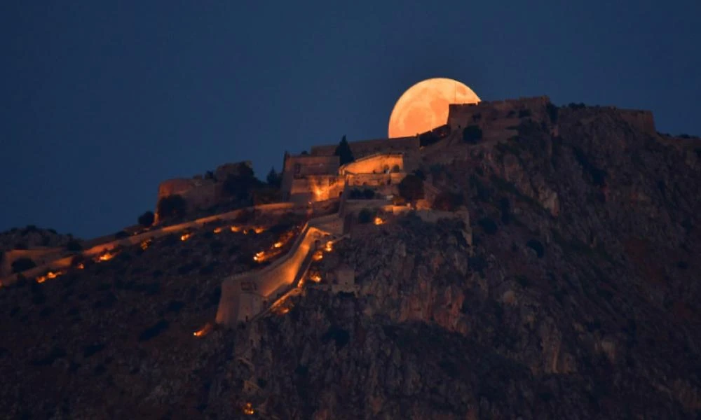 Ναύπλιο: Η Πανσέληνος της Φράουλας αγκάλιασε τον ουρανό - Γιατί ονομάστηκε έτσι (εικόνες)